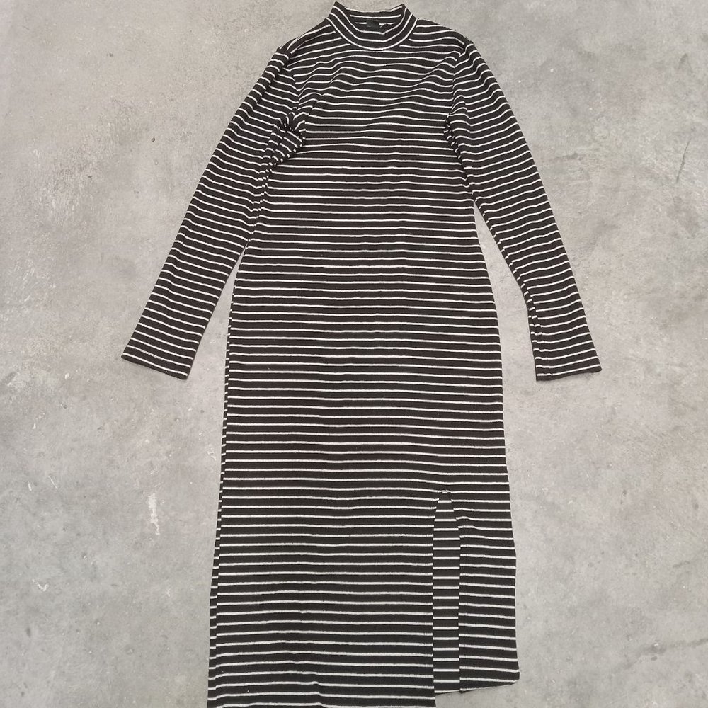 STRIPED BLACK AND WHITE SWEATER DRESS